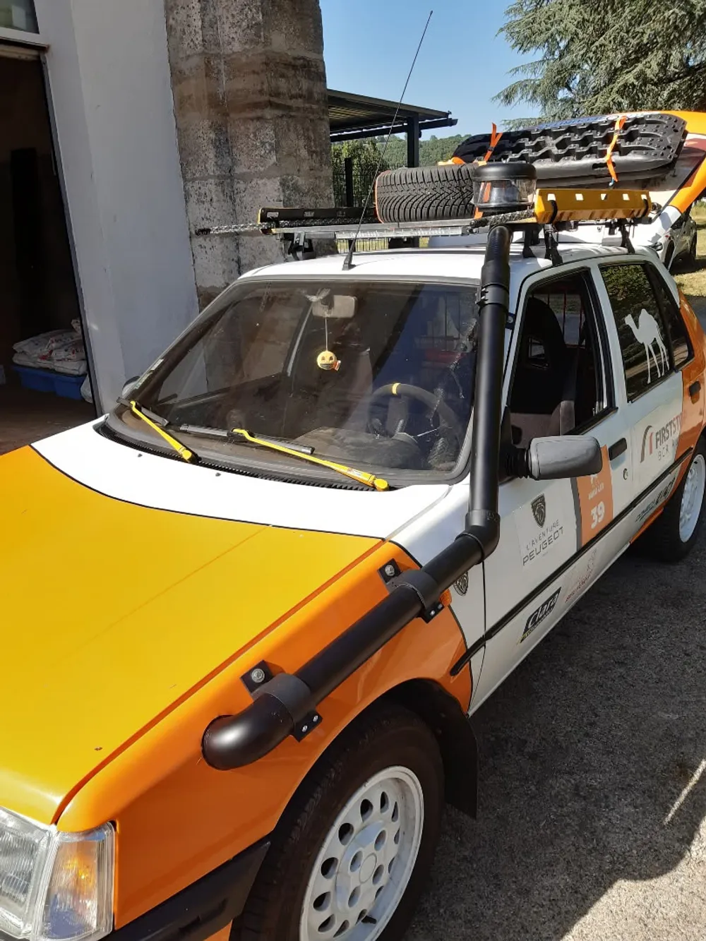 La Peugeot 205 orange de l'équipage 46 au garage